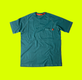 Camiseta masculina na cor verde, com bolso, com detalhe vermelho.