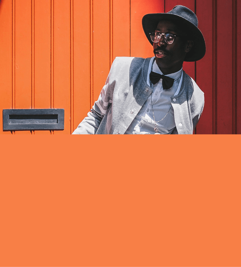 Modelo feminina vestindo blusa rosa fluorescente, em fundo lilás.